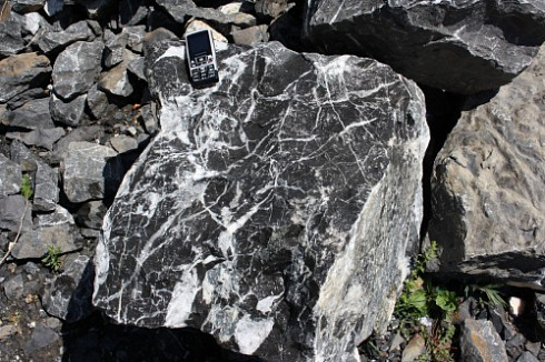 Kamenclub.ru: Черный мрамор скальник фр. 1000-1500 мм.  купить в Смоленске мрамор черный белый серый крупный колотый валун ландшафтный 9000 руб/т   фото КАМЕНЬ КЛУБ