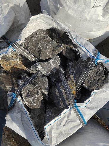 Kamenclub.ru: Черный мрамор скальник фр. 100-500 мм.  купить в Смоленске мрамор черный белый серый крупный колотый валун ландшафтный 8500 руб/т   фото КАМЕНЬ КЛУБ