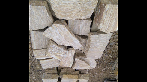 Kamenclub.ru: Песчаник пластушка желтый с рисунком (4-6 см)  купить в Смоленске плитняк пластушка желтый с рисунком песчаник 9 000 руб/м3   фото КАМЕНЬ КЛУБ