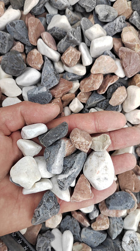 Kamenclub.ru: Мраморная крошка (щебень галтованный микс:белый-зеленый-розовый) фр.20-40 мм.  купить в Смоленске мрамор белый, зеленый, розовый мрамор декоративный (галтовка) 15500 руб/т   фото КАМЕНЬ КЛУБ