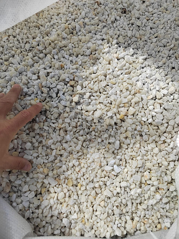 Kamenclub.ru: Мраморная крошка, щебень, цвет-белый, фр. 5-10 мм.  купить в Смоленске мрамор белый, айвори, молочный мраморная каменная крошка ландшафтная 12000 руб/т   фото КАМЕНЬ КЛУБ