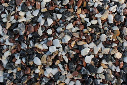 Kamenclub.ru: Мраморная крошка (щебень крошка микс : белый-черный-розовый) фр. 5-10 мм.  купить в Смоленске мрамор белый, черный, розовый, разноцветный микс декоративная мраморная каменная крошка 12000 руб/т   фото КАМЕНЬ КЛУБ