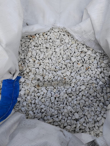 Kamenclub.ru: Мраморная крошка, щебень, цвет-белый, фр. 10-20 мм.  купить в Смоленске мрамор белый, молочный айвори каменная ландшафтная декоративная крошка шебня 12000 руб/т   фото КАМЕНЬ КЛУБ