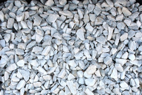 Kamenclub.ru: Мраморная крошка, щебень, цвет-белый, фр. 3-5 мм.  купить в Смоленске мрамор белый молочный бежевый мрамор колотый 11500 руб/т   фото КАМЕНЬ КЛУБ