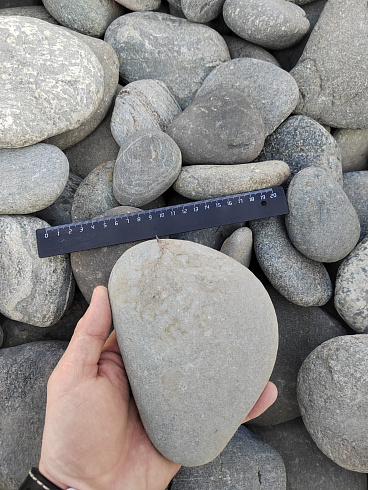 Kamenclub.ru: Галька речная плоская (серо-белая) фр. 70-120 мм. купить  в Смоленске галька галечник речной серый, белый окатанная плоская  природная галька 9000 руб/т   фото КАМЕНЬ КЛУБ