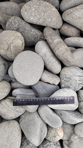 Kamenclub.ru: Галька речная окат (темно-серая) фр. 70-150 мм. купить  в Смоленске галька речная темно-серая, синяя, серая речная галька округлая  8000 руб/т   фото КАМЕНЬ КЛУБ