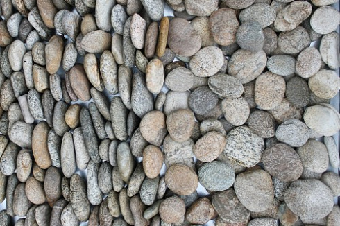 Kamenclub.ru: Галька речная плоская (серо-белая) фр. 70-120 мм. купить  в Смоленске галька галечник речной серый, белый окатанная плоская  природная галька 9000 руб/т   фото КАМЕНЬ КЛУБ