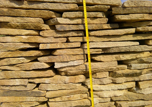 Kamenclub.ru: Песчаник пластушка желтый с разводом под дерево (2 см)  купить в Смоленске плитняк желтый с разводами, желтый, рыжий, серый песчаник пластушка рваная ландшафтная 11 000 руб/м3   фото КАМЕНЬ КЛУБ