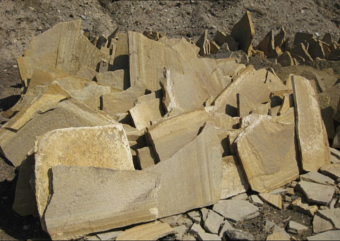 Kamenclub.ru: Форматный камень (плаха) пошаговая дорожка от 70-150 см (4 -12 см)  купить в Смоленске плитняк  форматный плаха желтый песчаник 9 000 руб/т   фото КАМЕНЬ КЛУБ