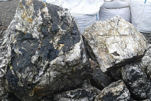 Kamenclub.ru: Черный гранит - кварцит фр. 100-500 мм.  купить в Смоленске мрамор гранит черный с белыми прожилками, серый, белый валун скальный колотый 7000 руб/т   фото КАМЕНЬ КЛУБ