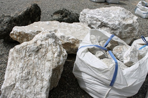 Kamenclub.ru: Мраморизированный известняк фр. 100-500 мм.  купить в Смоленске известняк серый белый темно-серый сероватый валун природного образования окатанный 10500 руб/т   фото КАМЕНЬ КЛУБ