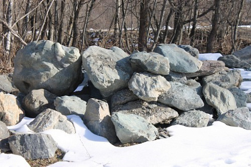 Kamenclub.ru: Гранит скальник (серо-зеленый) фр. 500-1500 мм.  купить в Смоленске гранит мрамор  серый зеленый темно-серый глыба скальная колотая ландшафтная 7 500 руб/т   фото КАМЕНЬ КЛУБ