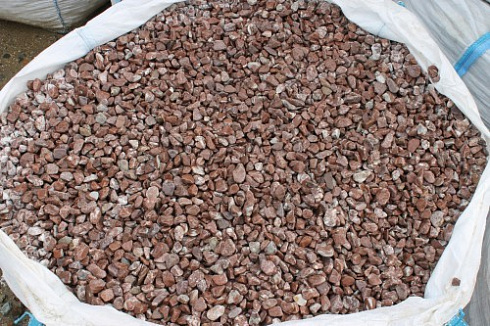 Kamenclub.ru: Мраморная крошка (щебень галтованный розовый) фр.10-20 мм.  купить в Смоленске мрамор розовый, красный ландшафтный декоративный окатанный округлый щебень 15000 руб/т   фото КАМЕНЬ КЛУБ