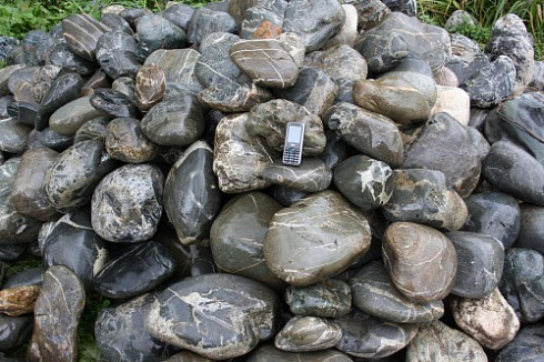 Kamenclub.ru: Валунчик Паутинник фр.100-300 мм  купить в Смоленске крупный природный камень галечник темно-серый с прожилками белый черный речной валунчик 5000 руб/т   фото КАМЕНЬ КЛУБ