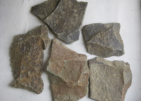 Kamenclub.ru: Песчаник пластушка "фонтанка" серо-зеленая (3,0-5,0 см)  купить в Смоленске песчаник серо-зеленая колотые плитки облицовочные пластушки 11400 руб/м3   фото КАМЕНЬ КЛУБ