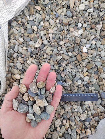 Kamenclub.ru: Галька речная окат (серая) фр.10-20 мм купить  в Смоленске галька речная серая, серый, темно-серый, светло-серый, коричневый ландшафтная декоративная речная окатанная округлая галька 5000 руб/т   фото КАМЕНЬ КЛУБ