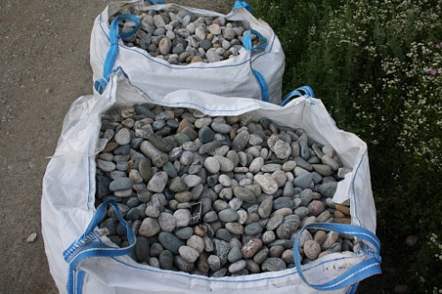 Kamenclub.ru: Галька речная окат (ассорти) фр. 50-100 мм. купить  в Смоленске галька природная округлая серая белая черная серая коричневая синяя галька речная окатанная округлая 6200 руб/т   фото КАМЕНЬ КЛУБ