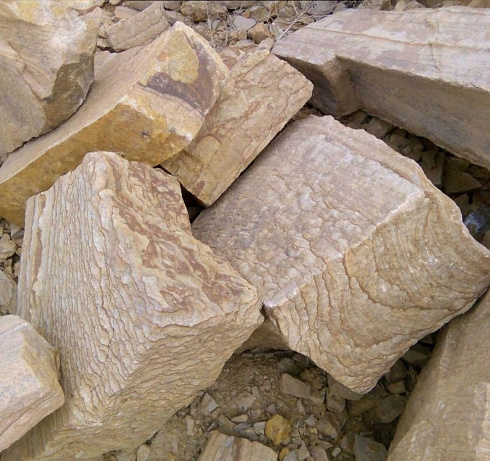 Kamenclub.ru: Песчаник пластушка желтый с рисунком (7-15 см)  купить в Смоленске плитняк - пластушка - бут желтый песчаник 10200 руб/м3   фото КАМЕНЬ КЛУБ