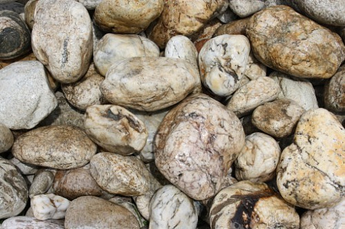 Kamenclub.ru: Кварцевый валунчик фр.100-300 мм.  купить в Смоленске кварц белый, бежевый молочный рыжий крупный природный камень галечник 7850 руб/т   фото КАМЕНЬ КЛУБ