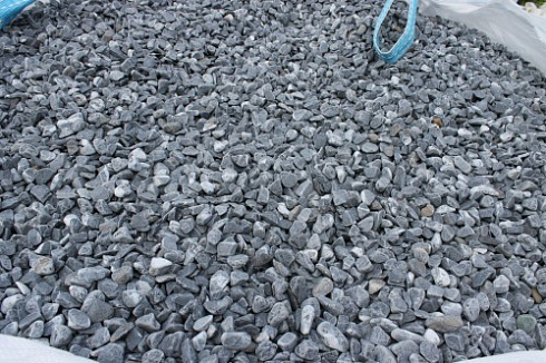 Kamenclub.ru: Щебень галтованный черный (мрамор) фр.10-20 мм.  купить в Смоленске мрамор черный с белыми прожилками, черный, белый окатанный округлый ландшафтный декоративный щебень 15000 руб/т   фото КАМЕНЬ КЛУБ
