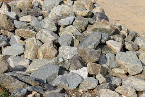 Kamenclub.ru: Гранит скальник (серо-зеленый) фр. 100-500 мм.  купить в Смоленске гранит зеленый, серый, салатовый крупный ландшафтный валун 6 000 руб/т   фото КАМЕНЬ КЛУБ