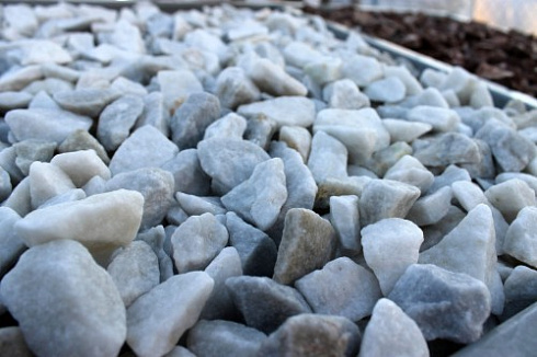 Kamenclub.ru: Мраморная крошка, щебень, цвет-белый,  фр. 20-40 мм.  купить в Смоленске мрамор белый молочный слоновая кость айвори  мраморная крошка ландшафтная 12000 руб/т   фото КАМЕНЬ КЛУБ