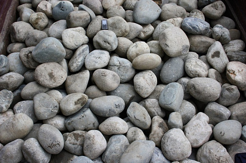 Kamenclub.ru: Темно-серый валунчик фр.100-300 мм.  купить в Смоленске крупный природный камень серый, темно-серый, светло-серый речная галька большого размера окатанная 4500 руб/т   фото КАМЕНЬ КЛУБ