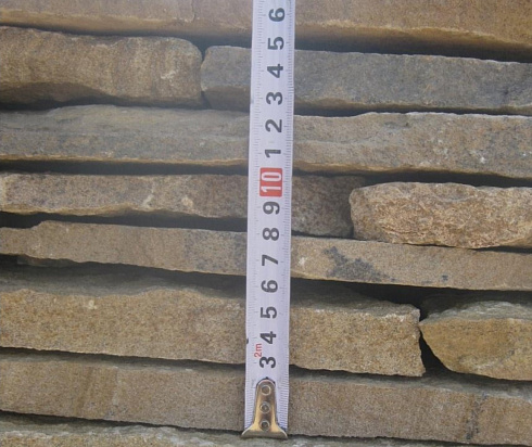 Kamenclub.ru: Песчаник пластушка желтый с разводом под дерево (2 см)  купить в Смоленске плитняк желтый с разводами, желтый, рыжий, серый песчаник пластушка рваная ландшафтная 11 000 руб/м3   фото КАМЕНЬ КЛУБ