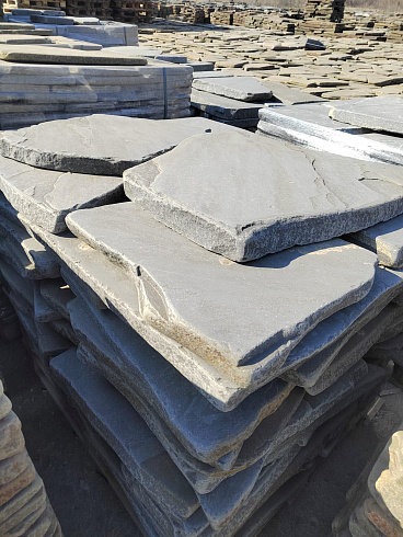 Kamenclub.ru: Песчаник пластушка галтованная светло-серая (3,0 см)  купить в Смоленске песчаник светло-серый, серый ландшафтный камень рваный колотый 21000 руб/м3   фото КАМЕНЬ КЛУБ