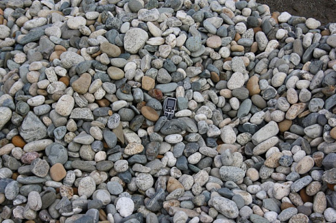 Kamenclub.ru: Галька речная окат (серая) фр.40-60 мм купить  в Смоленске галька речная серый бежевый рыжий коричневый округлый речной камень 5000 руб/т   фото КАМЕНЬ КЛУБ