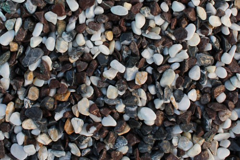 Kamenclub.ru: Мраморная крошка (щебень галтованный микс:белый-черный-розовый) фр.40-70 мм.  купить в Смоленске мрамор белый, черный розовый декоративный щебень галтованный 15500 руб/т   фото КАМЕНЬ КЛУБ