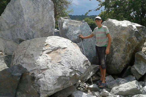 Kamenclub.ru: Змеевик скальник фр. 500-1500 мм.  купить в Смоленске змеевик зеленый серый черный глыба скальная колотая 7500 руб/т   фото КАМЕНЬ КЛУБ