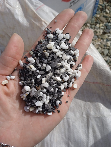 Kamenclub.ru: Мраморная крошка (щебень крошка микс: белый-зеленый-розовый) фр. 5-10 мм  купить в Смоленске мрамор белый, зеленый, розовый, разноцветный, молочный декоративная ландшафтная мраморная крошка 9500 руб/т   фото КАМЕНЬ КЛУБ