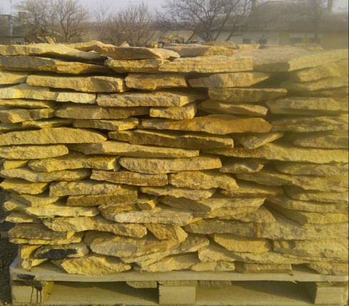 Kamenclub.ru: Песчаник пластушка "фонтанка" желтая (3,0 - 5,0 см)  купить в Смоленске песчаник желтая, рыжий, желтый песчаник колотый рваный со сколом облицовочный 16200 руб/м3   фото КАМЕНЬ КЛУБ