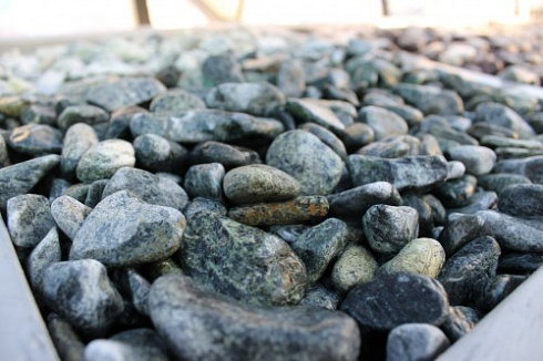 Kamenclub.ru: Щебень галтованный зеленый (змеевик) фр. 20-40 мм.  купить в Смоленске мрамор зеленый, салатовый оголтованный щебень мраморный 12500 руб/т   фото КАМЕНЬ КЛУБ