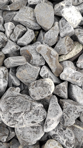 Kamenclub.ru: Щебень галтованный черный (мрамор) фр.40-70 мм.  купить в Смоленске мрамор черный с белыми прожилками, черный, белый щебень галтованный округлый 13500 руб/т   фото КАМЕНЬ КЛУБ