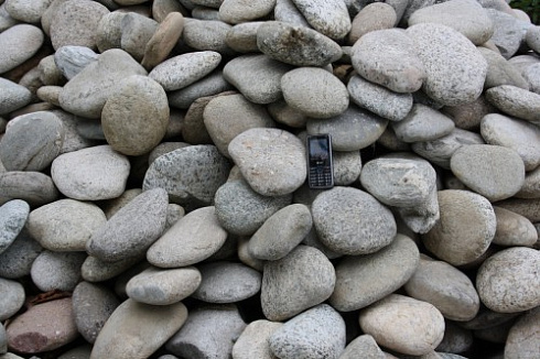 Kamenclub.ru: Галька речная плоская (бело-серая) фр. 100-200-300 мм. купить  в Смоленске галька речная плоская серый, белый, бело-серый, серо-белый речная галька плоская  9000 руб/т   фото КАМЕНЬ КЛУБ