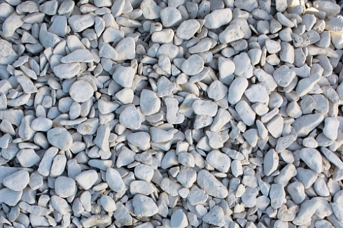 Kamenclub.ru: Мраморная крошка (щебень галтованный белый) фр.40-70 мм.  купить в Смоленске мрамор белый молочный айвори окатанный округлый природный камень 17000 руб/т   фото КАМЕНЬ КЛУБ