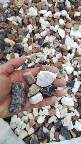 Kamenclub.ru: Мраморная крошка (щебень крошка микс : белый-черный-розовый) фр. 20-40 мм.  купить в Смоленске мрамор белый, черный, розовый декоративная ландшафтная крошка 12000 руб/т   фото КАМЕНЬ КЛУБ