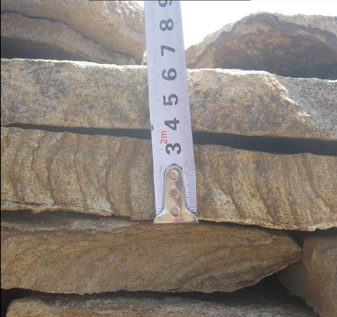 Kamenclub.ru: Песчаник пластушка желтый с рисунком (3 см)  купить в Смоленске песчаник желтый с рисунком, рыжий, желтый песчаник пластушка ландшафтная рваная 8 500 руб/м3   фото КАМЕНЬ КЛУБ