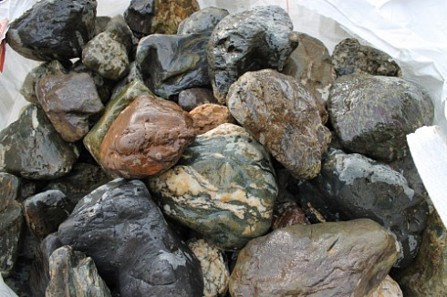 Kamenclub.ru: Ландшафтные валунчики фр.100-500 мм.  купить в Смоленске крупный природный камень серый, темно-серый, светло-серый речной валун крупный 4800 руб/т   фото КАМЕНЬ КЛУБ