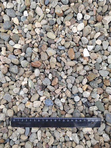 Kamenclub.ru: Галька речная окат (серая) фр.10-20 мм купить  в Смоленске галька речная серая, серый, темно-серый, светло-серый, коричневый ландшафтная декоративная речная окатанная округлая галька 5000 руб/т   фото КАМЕНЬ КЛУБ