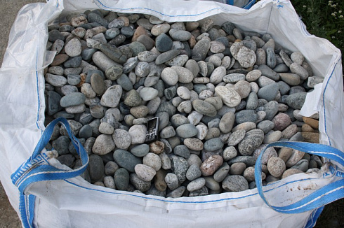 Kamenclub.ru: Галька речная окат (серая) фр.40-60 мм купить  в Смоленске галька речная серый бежевый рыжий коричневый округлый речной камень 5000 руб/т   фото КАМЕНЬ КЛУБ