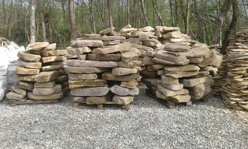 Kamenclub.ru: Песчаник плиты - плахи - пошаговые дорожки (фр. 70-150 мм)  купить в Смоленске песчаник серый бежевый желтый зеленый колотый песчаник строительный 6500 руб/т   фото КАМЕНЬ КЛУБ