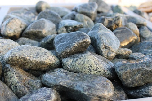 Kamenclub.ru: Щебень галтованный зеленый (змеевик) фр. 50-100 мм.  купить в Смоленске галтовка мраморная зеленый, салатовый мрамор 12 500 руб/т   фото КАМЕНЬ КЛУБ