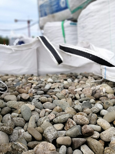 Kamenclub.ru: Галька речная окат (пестрая) фр. 20-40 мм. купить  в Смоленске галька речная пестрая, серая, серые оттенки галька речная окатанная округлая 5000 руб/т   фото КАМЕНЬ КЛУБ