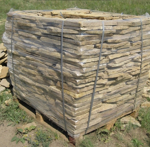 Kamenclub.ru: Песчаник пластушка желтый с рисунком (3 см)  купить в Смоленске песчаник желтый с рисунком, рыжий, желтый песчаник пластушка ландшафтная рваная 8 500 руб/м3   фото КАМЕНЬ КЛУБ