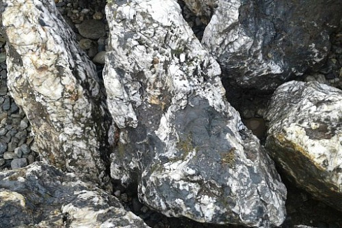 Kamenclub.ru: Черный гранит - кварцит фр. 100-500 мм.  купить в Смоленске мрамор гранит черный с белыми прожилками, серый, белый валун скальный колотый 7000 руб/т   фото КАМЕНЬ КЛУБ