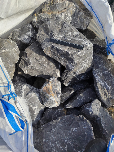 Kamenclub.ru: Черный мрамор скальник фр. 100-500 мм.  купить в Смоленске мрамор черный белый серый крупный колотый валун ландшафтный 8500 руб/т   фото КАМЕНЬ КЛУБ