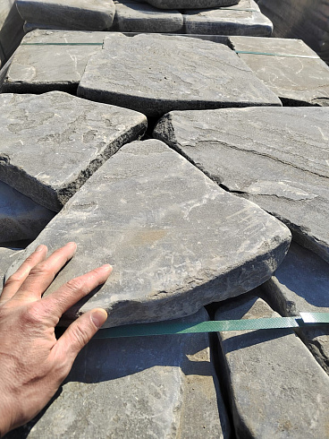 Kamenclub.ru: Песчаник пластушка светло-серый (4,0 - 6,0 см)  купить в Смоленске плитняк - пластушка светло-серый песчаник 12600 руб/м3   фото КАМЕНЬ КЛУБ